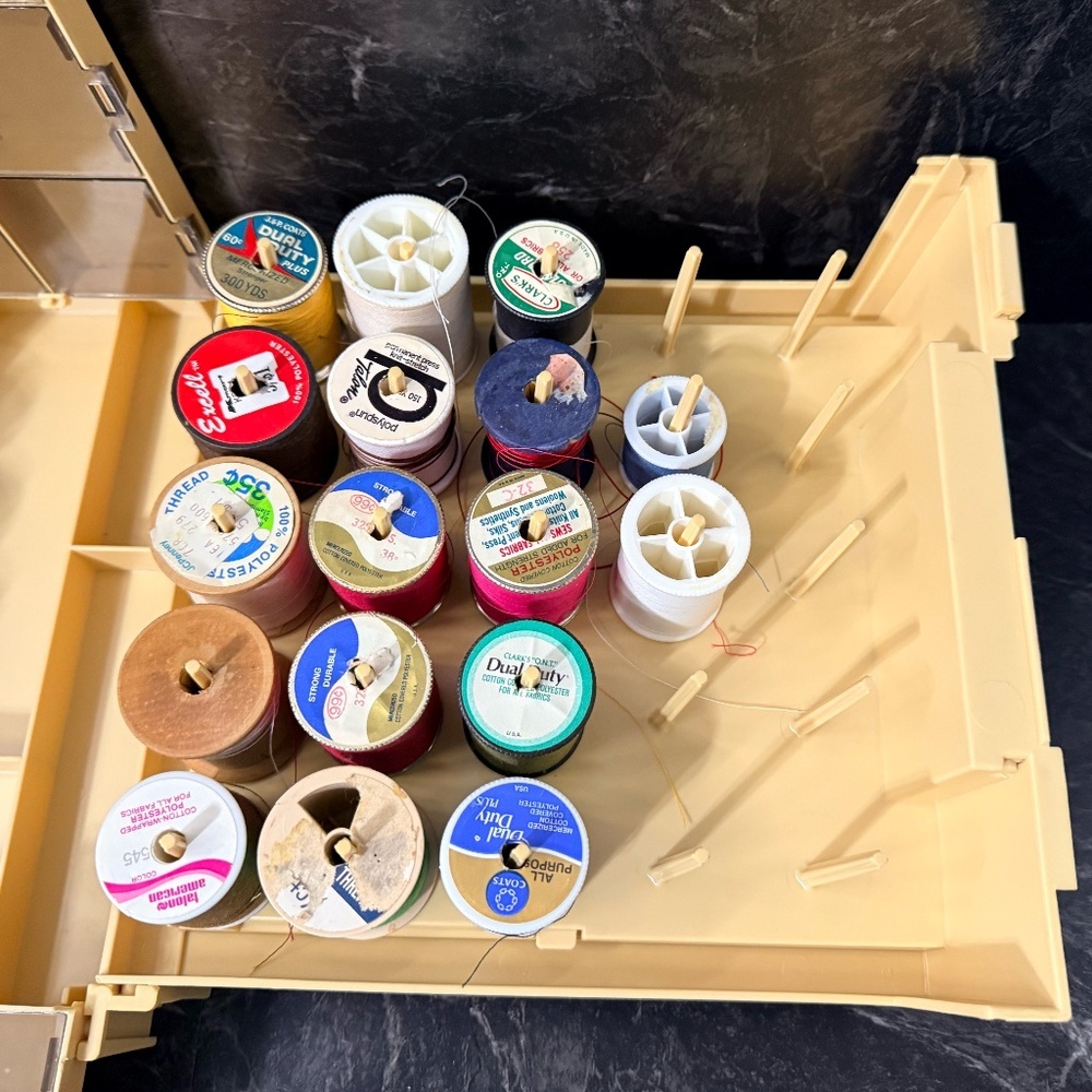 1983 WORLD WIDE MEDIA Folding Plastic Sewing Box w/Thread Spools - Picture 8 of 16